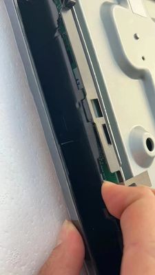 Un bon prix. Panneau TV LCD 43 pouces avec résolution UHD 3840*2160 pixels, 1,07 milliard de couleurs et connecteur 51 broches en ligne