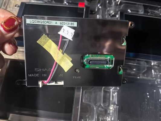 Un bon prix. Affichage LCD automobile de 3,8 pouces avec résolution 320*240 pixels et luminosité 450cd/m2 LQ038Q5DR01 en ligne